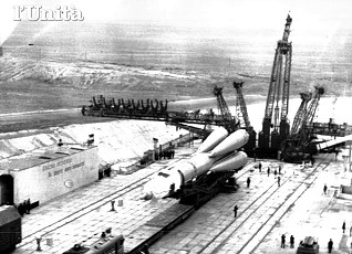 Soyuz 16 rollout