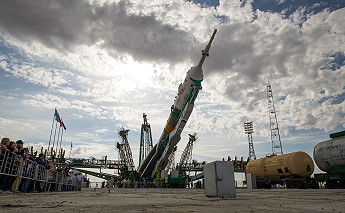 Soyuz TMA-04M erection