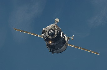 Sojus TMA-17 kommt an der ISS an
