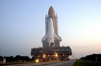 STS-112 auf dem Weg zur Startrampe