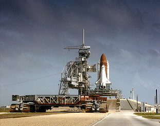 STS-34 auf dem Weg zur Startrampe
