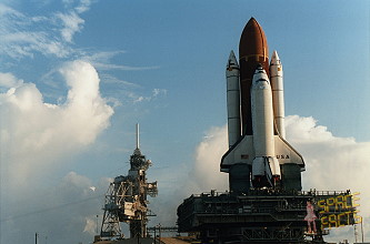 STS-58 auf dem Weg zur Startrampe