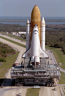 STS-63 auf dem Weg zur Startrampe