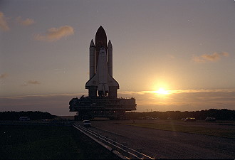 STS-79 auf dem Weg zur Startrampe