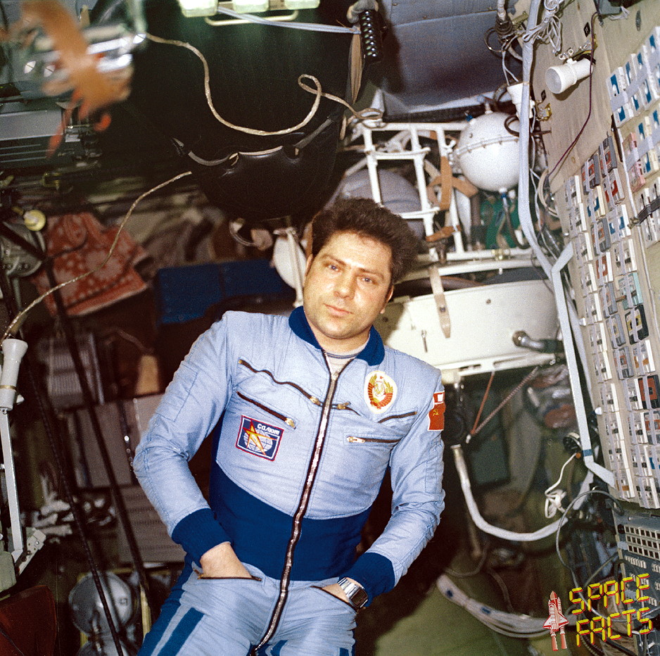 Wladimir Ljachow neben der Onboard-Soundbibliothek