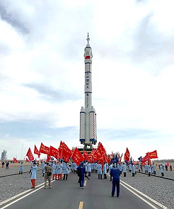Shenzhou-15 rollout