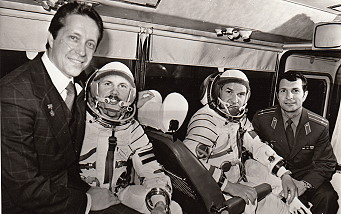 Crew Sojus 36 im Bus zusammen mit der Mannschaft Sojus T-2