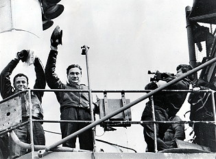 Crew Sojus 7 auf der Startrampe