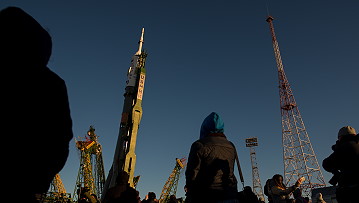 Soyuz MS-02 erection
