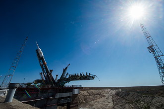 Soyuz MS-13 erection