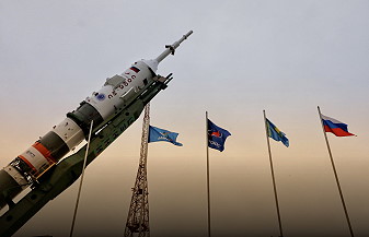Soyuz MS-21 erection