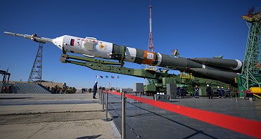 Soyuz MS-22 erection
