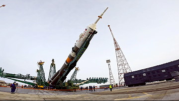 Soyuz MS-23 erection