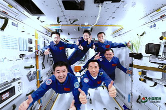 Crews of Shenzhou-14 and Shenzhou-15