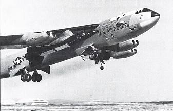 Robert White in X-15 Nr. 3 wird von NB-52A-003 zu Beginn des ersten Astronauten-Qualifizierungsfluges im X-15-Programm in die Luft gebracht.