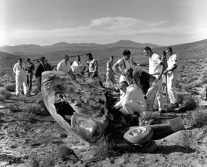 Das Wrack des vorderen Rumpfes der X-15 Nr. 3 nach einem Absturz, bei dem der Pilot Michael Adams am 15. November 1967 gettet wurde. Das Personal der NASA und der US Air Force untersucht die berreste, um die Ursache der Tragdie zu ermitteln. Der X-15-Pi