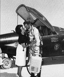 Joe Engle und seine Frau Mary teilen sich nach seinem ersten X-15-Astronautenflug am 29. Juni 1965 einen Moment auf dem See.