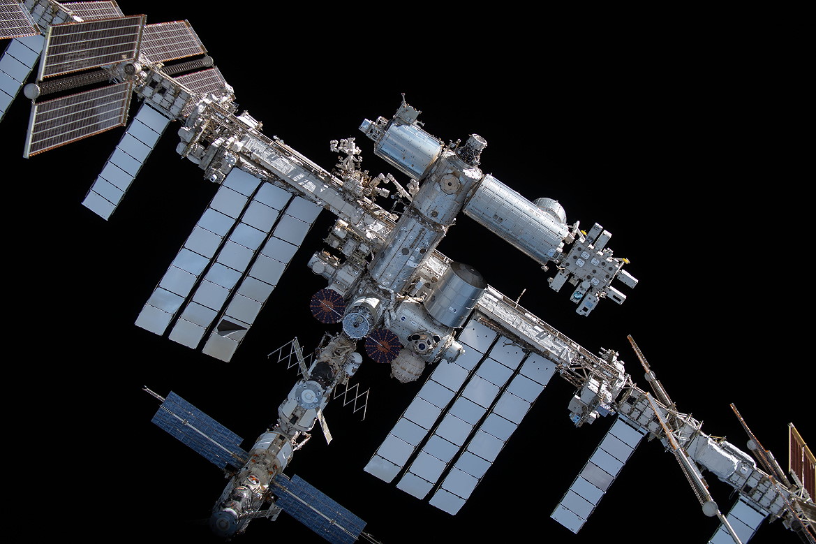 SpaceX Crew-2 umfliegt die ISS