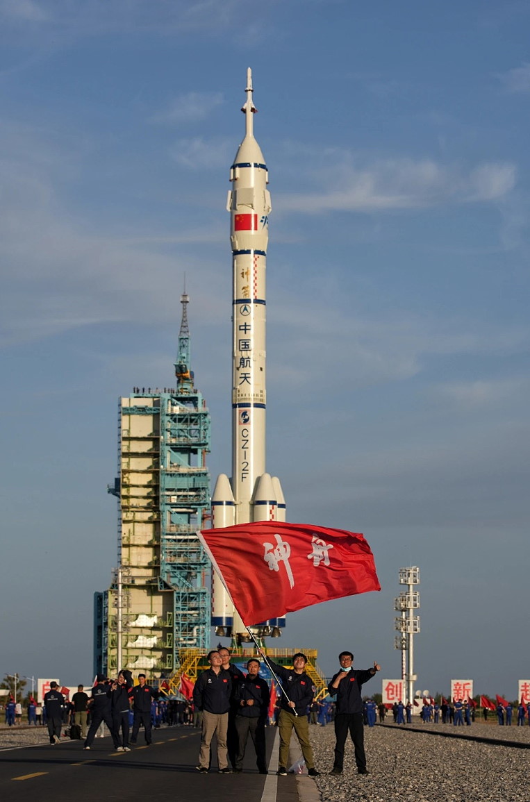 Shenzhou-12 rollout