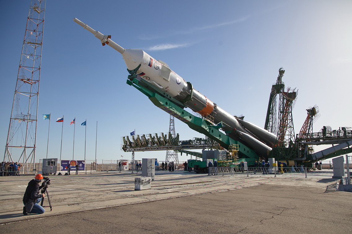 Soyuz MS-04 erection