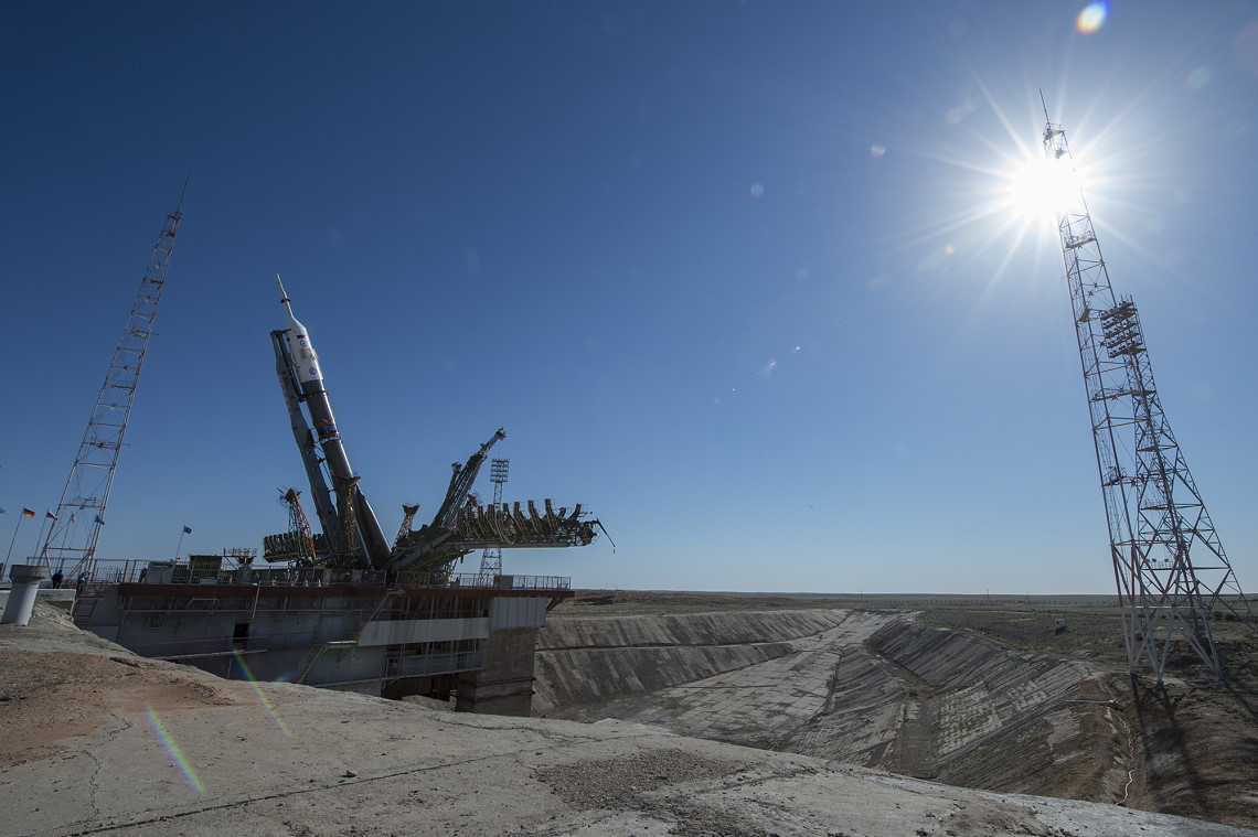 Soyuz MS-09 erection