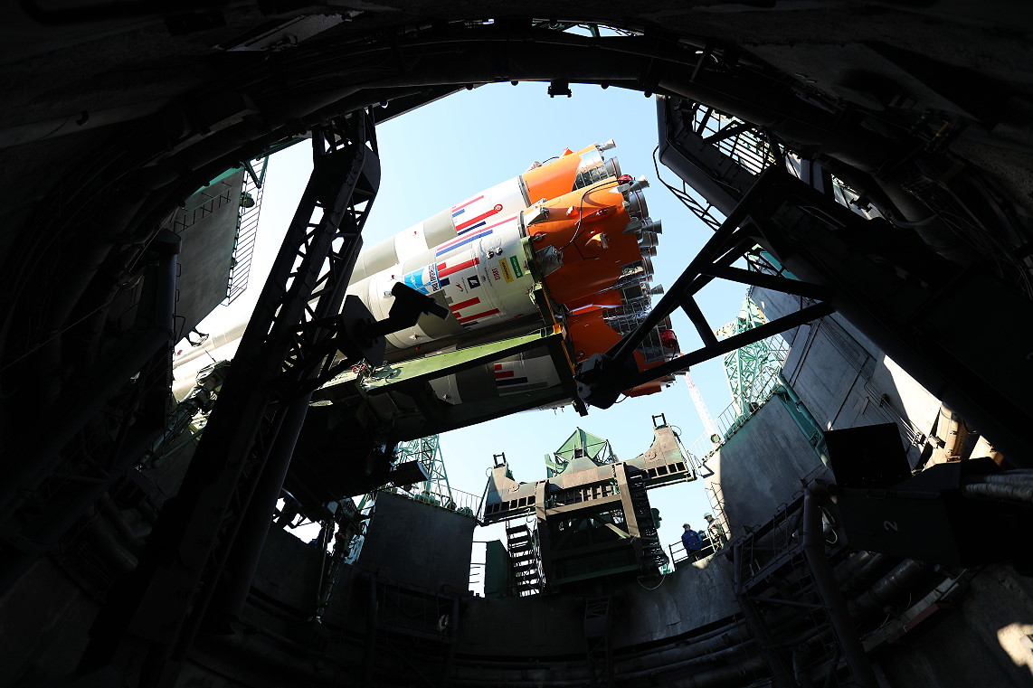 Soyuz MS-19 erection