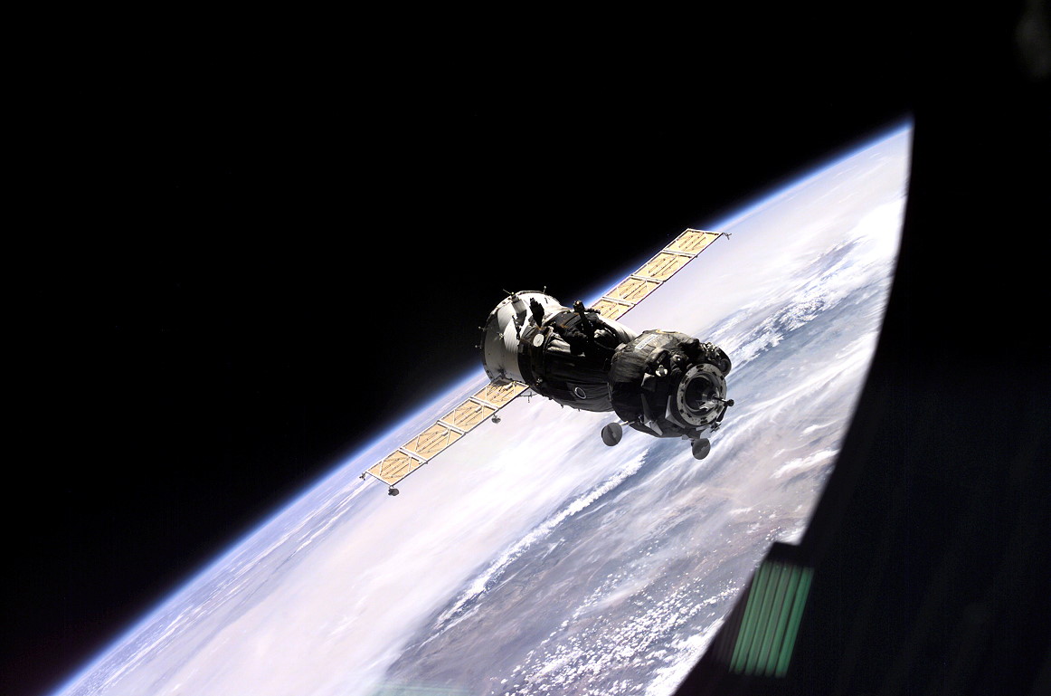 Soyuz TM-32 prior docking