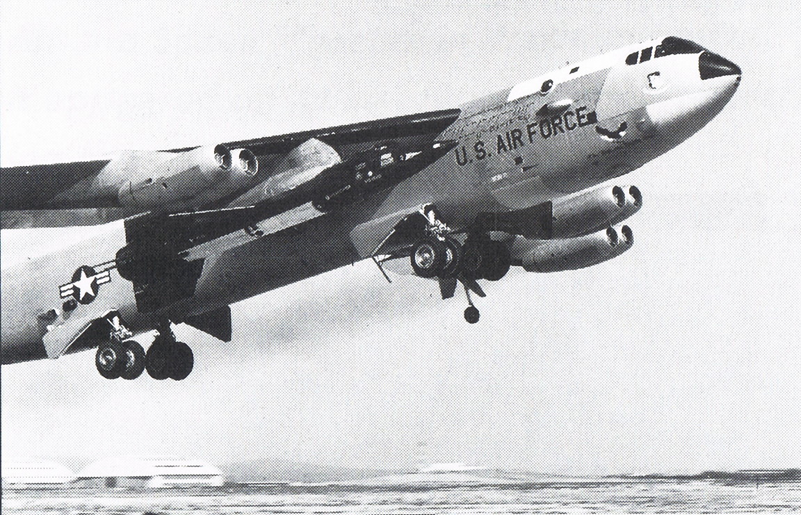 Robert White in X-15 Nr. 3 wird von NB-52A-003 zu Beginn des ersten Astronauten-Qualifizierungsfluges im X-15-Programm in die Luft gebracht.