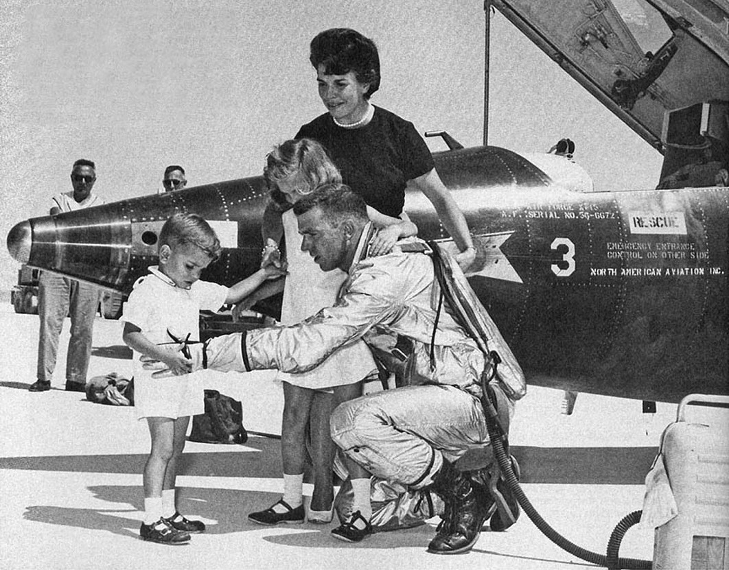 Joe Engle spricht nach seinem X-15-Astronautenflug am 29. Juni 1965 mit seinem kleinen Sohn Joe. Joes Frau Mary und Tochter Laurie sehen zu.