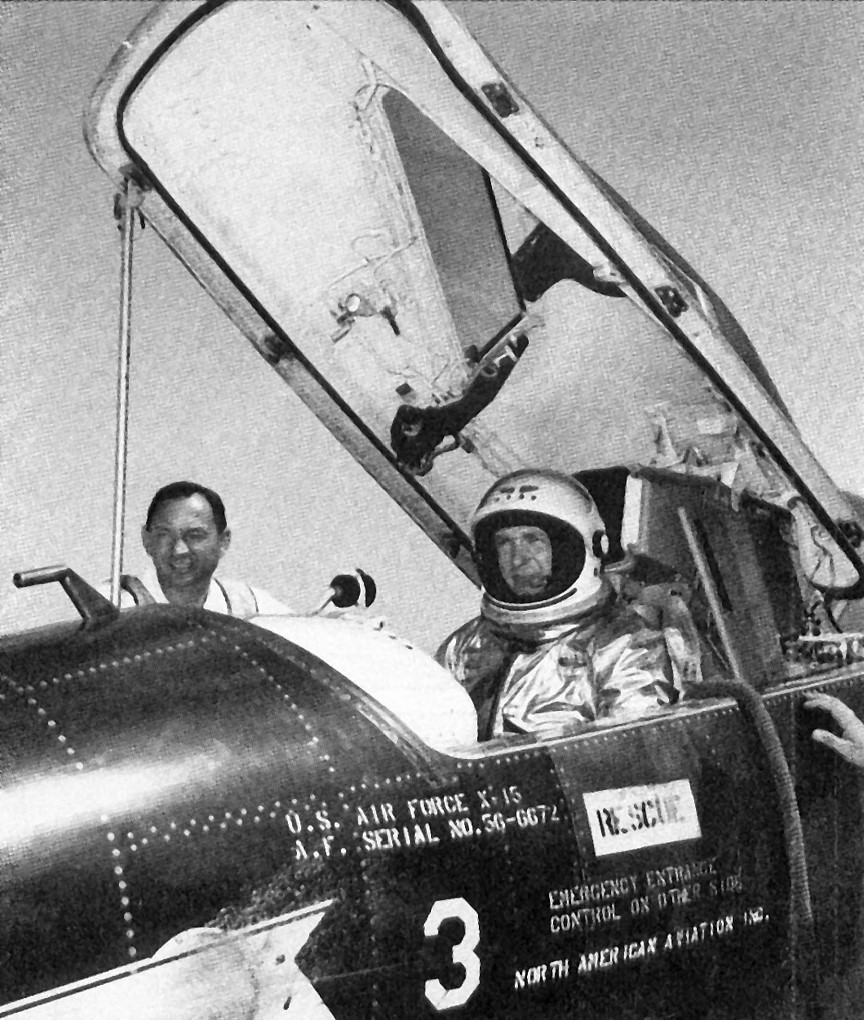 Joe Engle vor dem Verlassen des Cockpits der X-15 Nr. 3 nach der Landung am 29. Juni 1965.