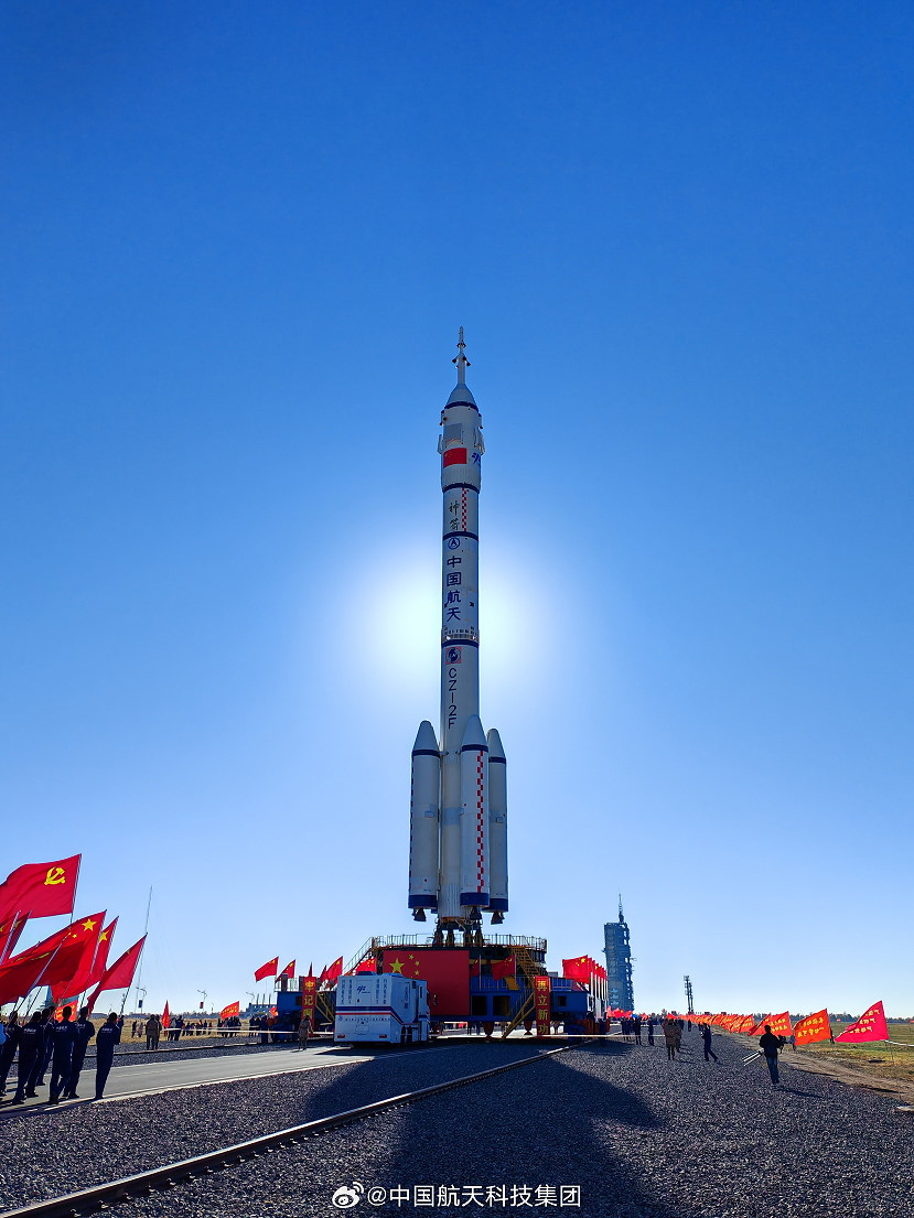 Shenzhou-17 rollout