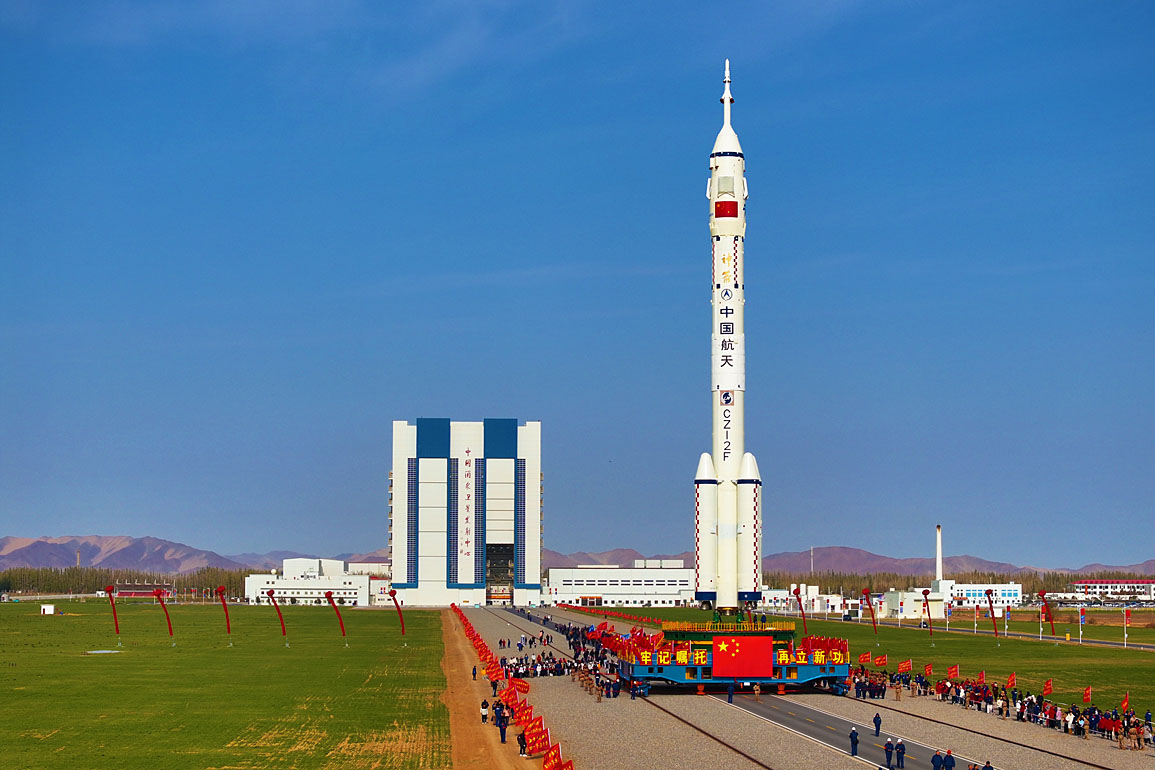 Shenzhou-21 rollout