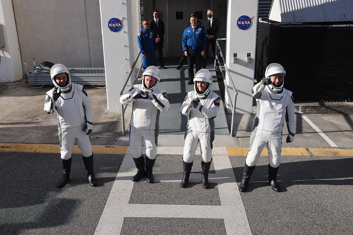 Mannschaft SpaceX Crew-11 auf dem Weg zum Start