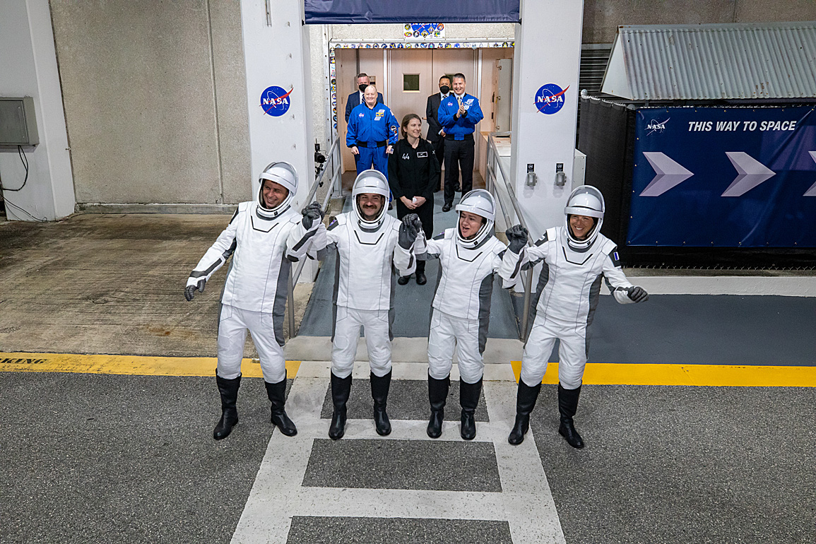 Mannschaft SpaceX Crew-12 auf dem Weg zum Start