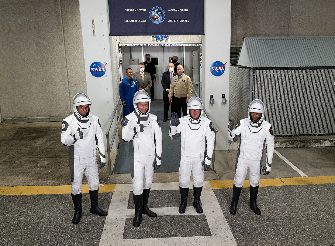 Mannschaft SpaceX Crew-6 auf dem Weg zum Start
