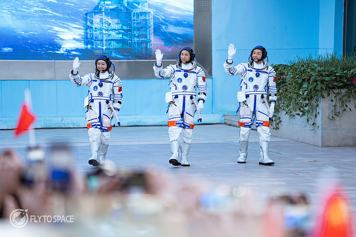 Crew Shenzhou-23 auf dem Weg zum Start