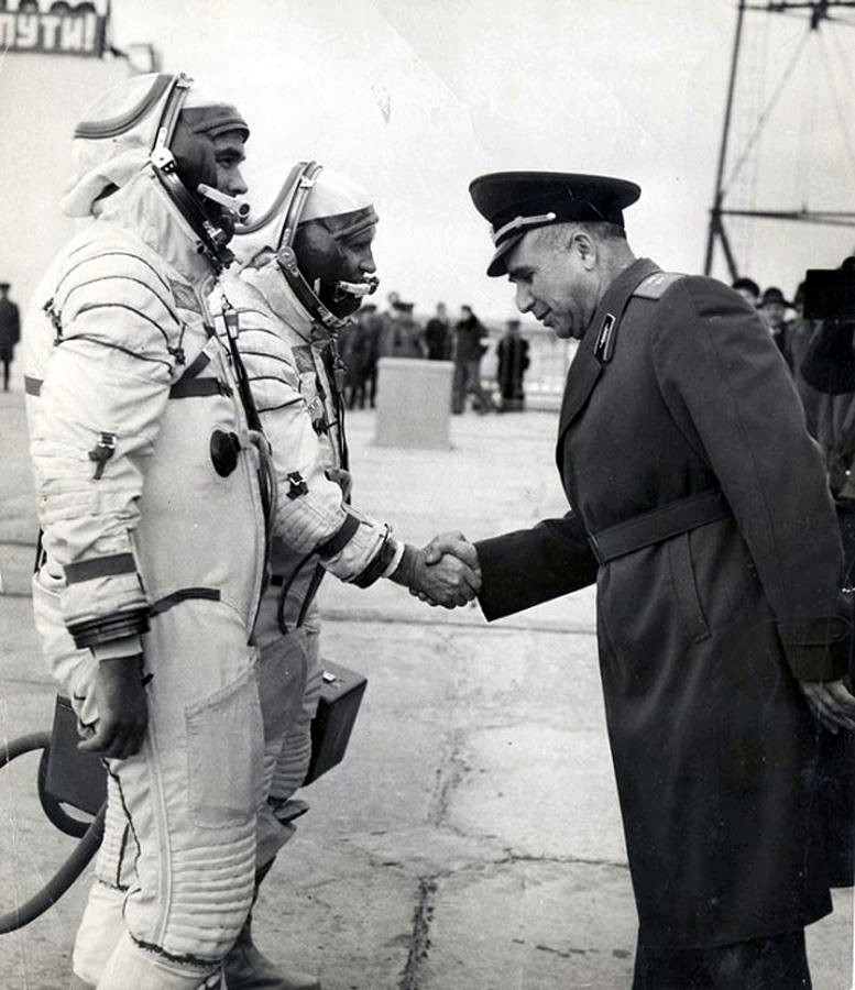 Crew Soyuz 12 walkout