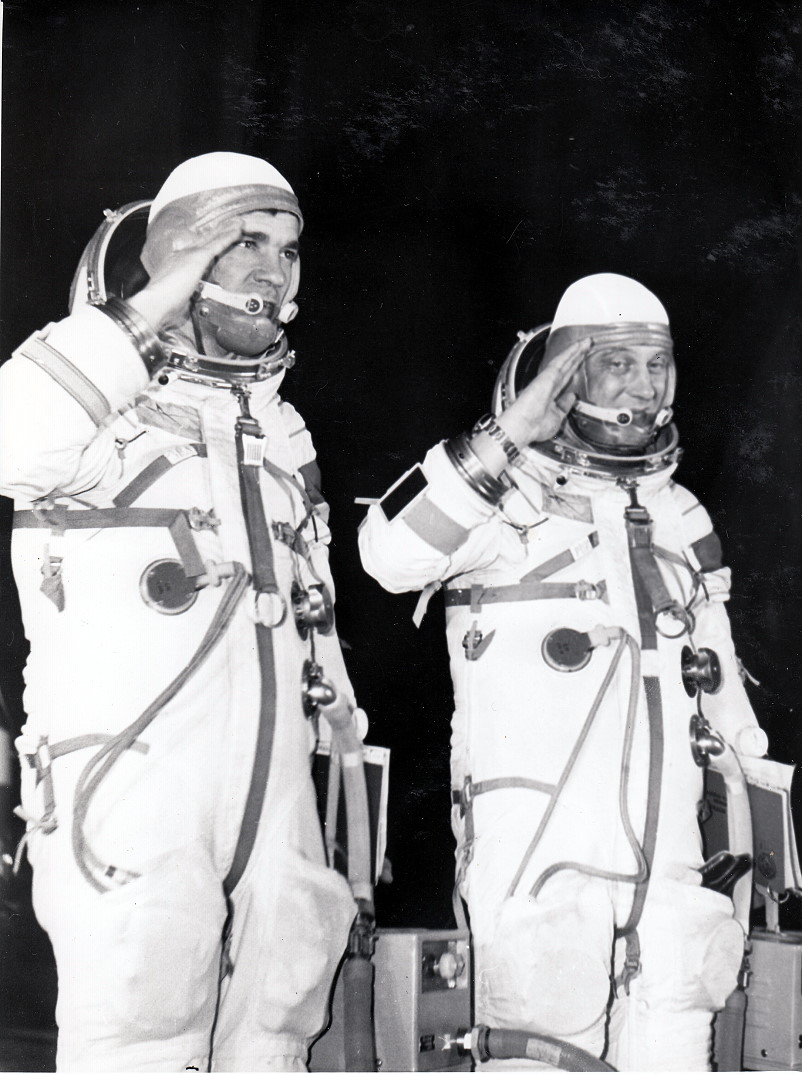 Crew Sojus 23 auf dem Weg zum Start