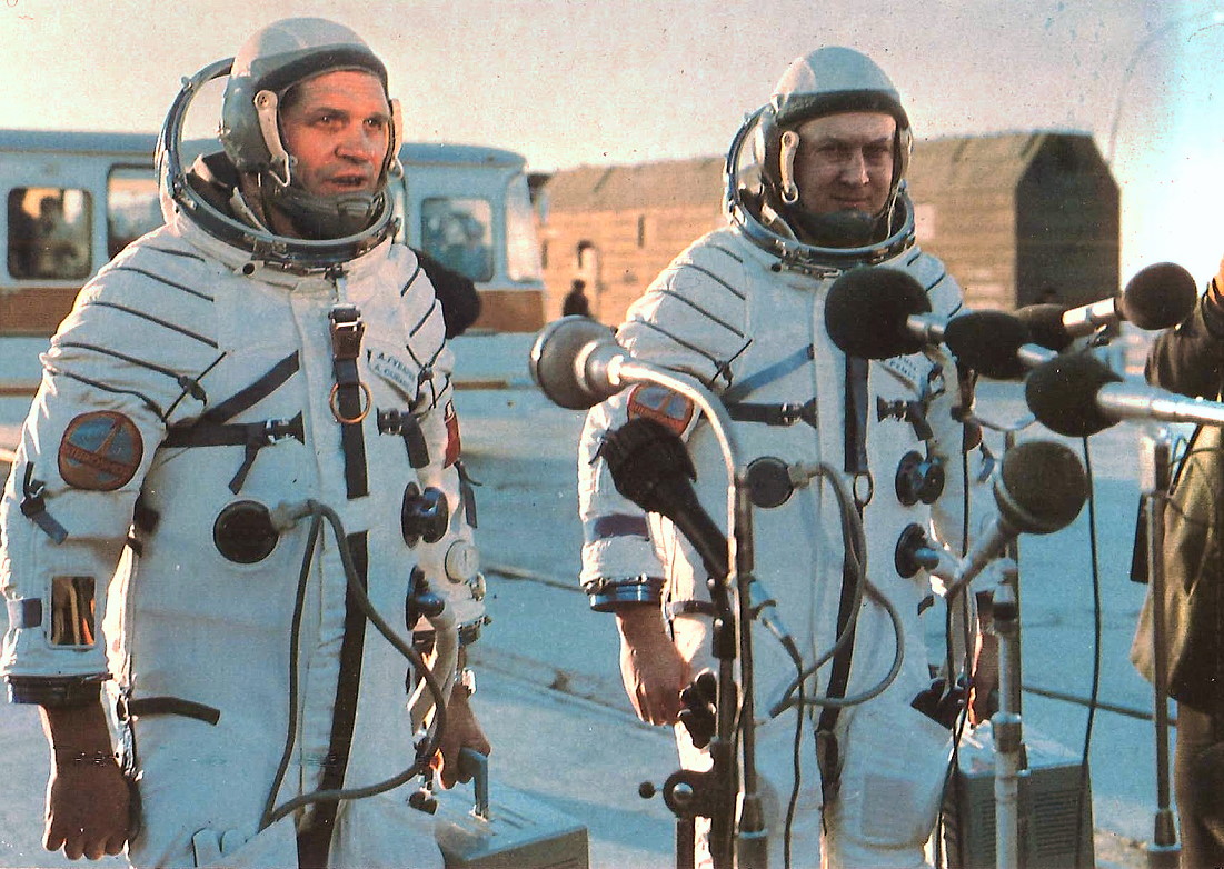 Crew Sojus 28 auf dem Weg zum Start