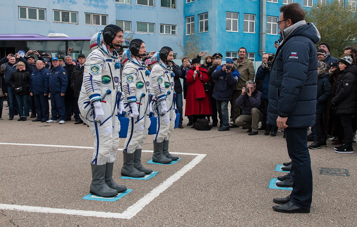 Crew Soyuz MS-02 walkout