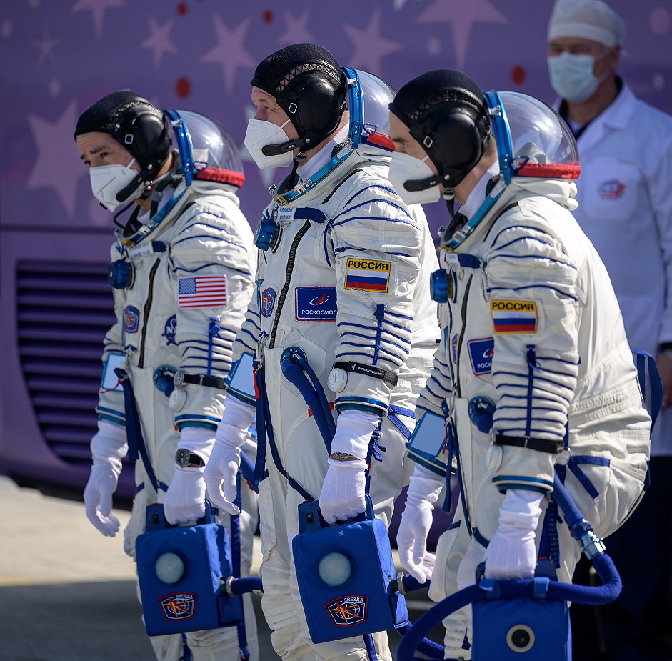 Crew Soyuz MS-18 walkout