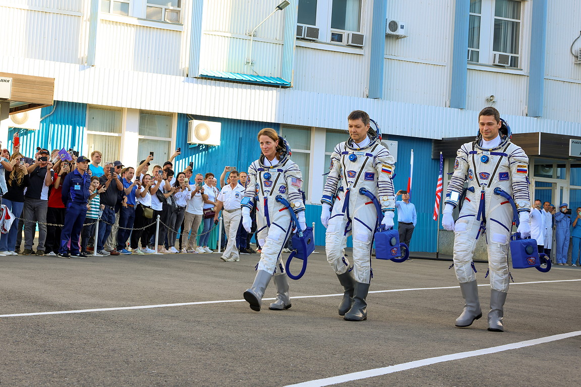 Crew Soyuz MS-24 walkout