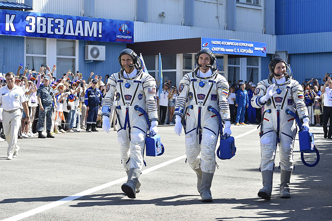 Crew Sojus MS-29 auf dem Weg zum Start