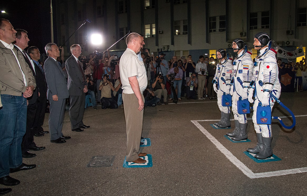 Crew Soyuz MS walkout