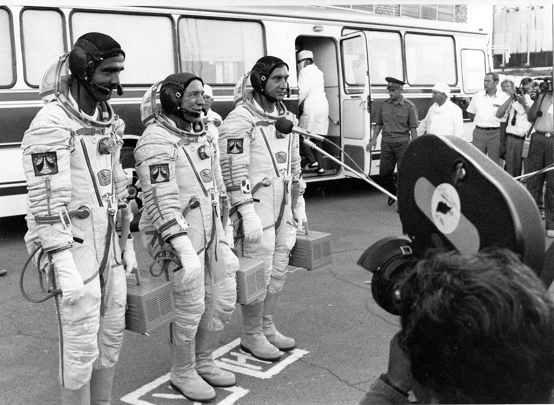 Crew Soyuz TM-6 walkout