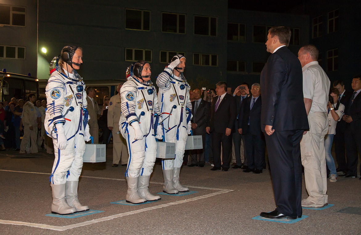 Crew Soyuz TMA-09M walkout
