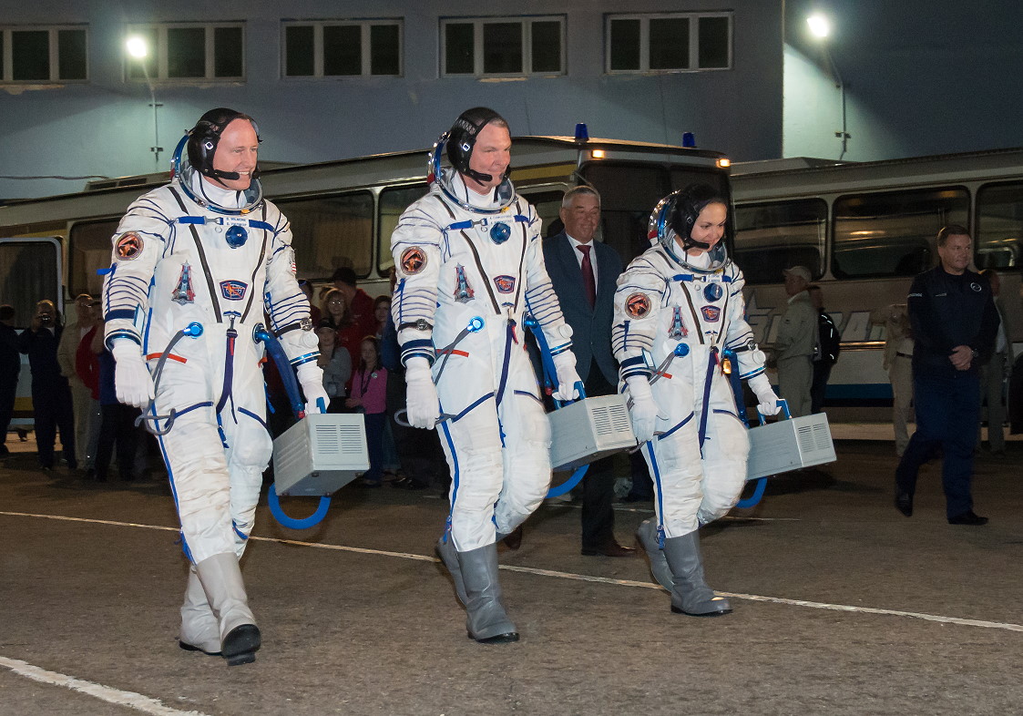 Crew Soyuz TMA-14M walkout
